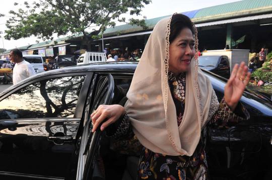 Tatiek Fauzi Bowo, kunjungi pasar Induk Kramat Jati
