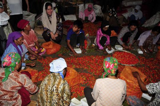Tatiek Fauzi Bowo, kunjungi pasar Induk Kramat Jati
