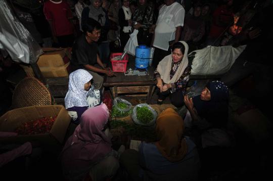 Tatiek Fauzi Bowo, kunjungi pasar Induk Kramat Jati