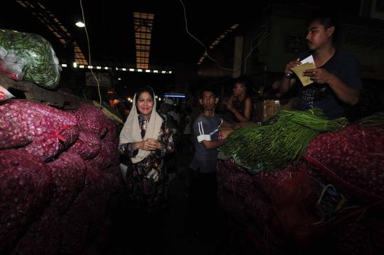 Tatiek Fauzi Bowo, kunjungi pasar Induk Kramat Jati