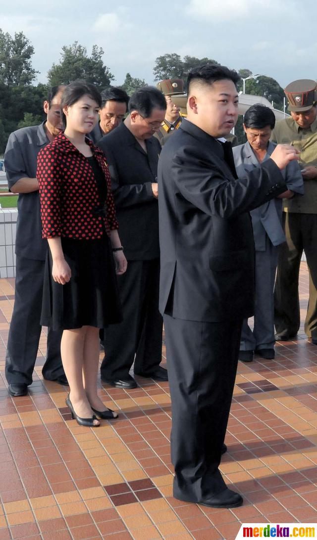 Foto : Kim Jong Un dan istri cantiknya Ri Sol Ju merdeka.com