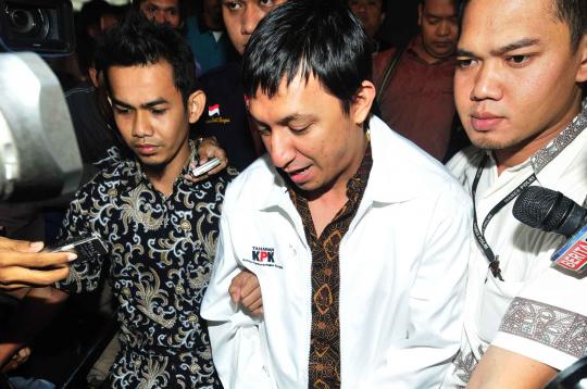 Putra pedangdut A Rafiq saat ditahan KPK
