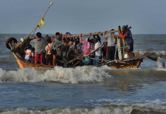 Paus jenis Sperm yang terdampar di Pantai Sompek
