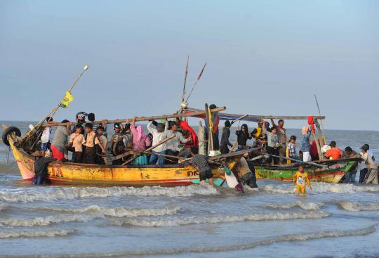Paus jenis Sperm yang terdampar di Pantai Sompek