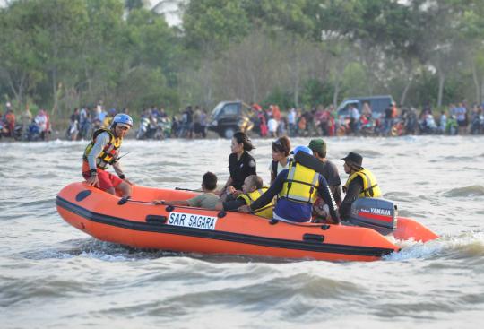Paus jenis Sperm yang terdampar di Pantai Sompek