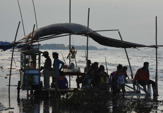 Paus jenis Sperm yang terdampar di Pantai Sompek