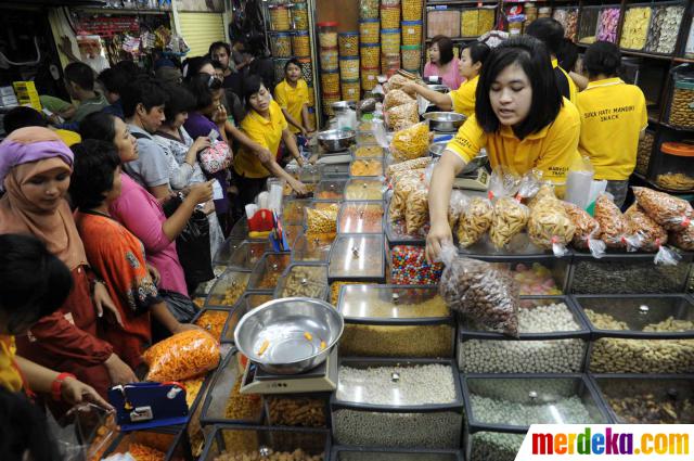 Foto : Jelang lebaran, warga mulai berburu kue kering 