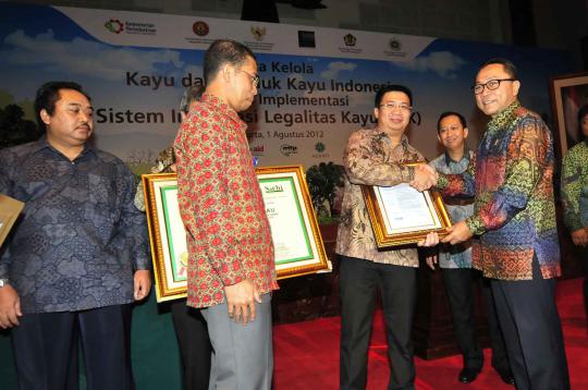 Menhut serahkan sertifikat legalitas kayu
