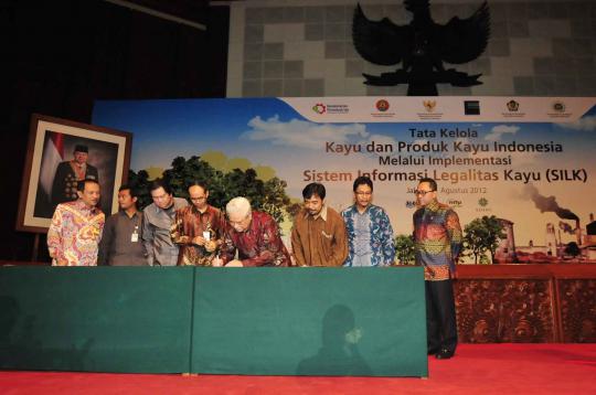 Menhut serahkan sertifikat legalitas kayu