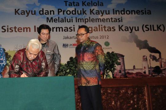 Menhut serahkan sertifikat legalitas kayu