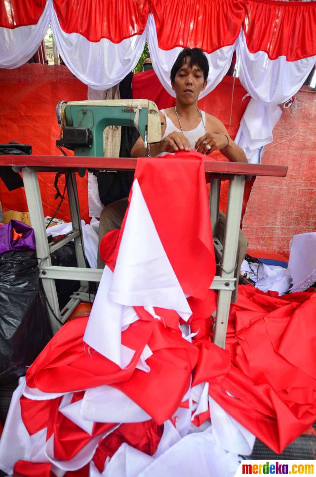 Foto : Bendera merah putih jelang HUT RI merdeka.com