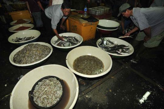 Jelang sahur, istri Foke tinjau Pasar Ikan