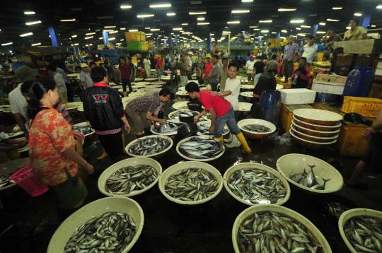 Jelang sahur, istri Foke tinjau Pasar Ikan