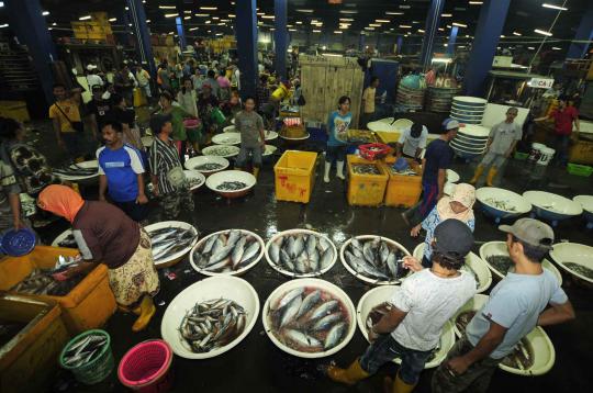 Jelang sahur, istri Foke tinjau Pasar Ikan