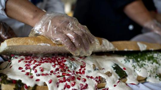 Koki Meksiko buat sandwich terpanjang di dunia