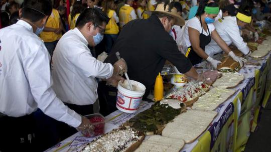 Koki Meksiko buat sandwich terpanjang di dunia
