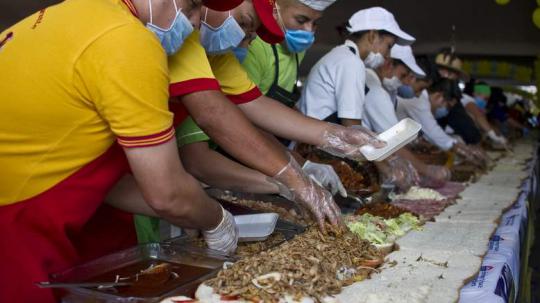 Koki Meksiko buat sandwich terpanjang di dunia