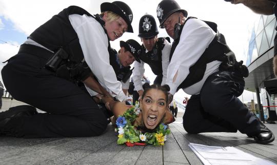 Aktivis Femen demo bugil di Olimpiade 2012