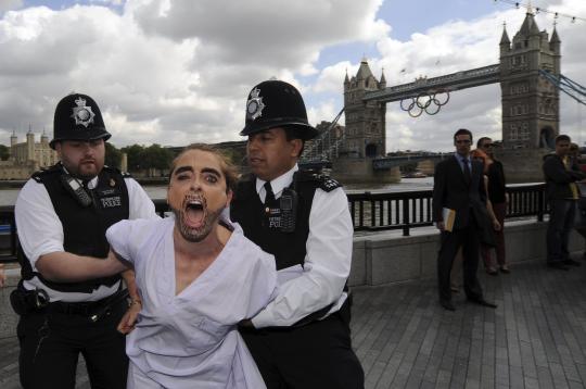 Aktivis Femen demo bugil di Olimpiade 2012