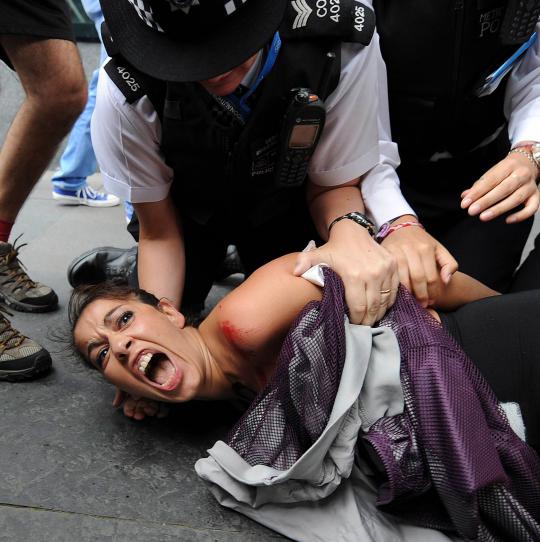 Aktivis Femen demo bugil di Olimpiade 2012