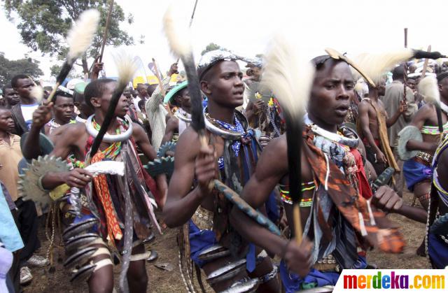 Foto Tradisi sunat suku pedalaman Uganda Afrika 