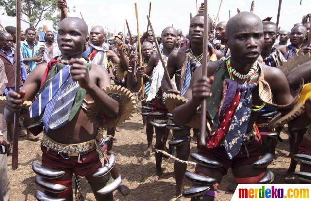 Foto Tradisi sunat suku  pedalaman  Uganda Afrika 