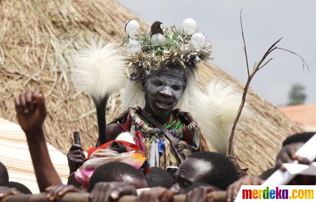 Foto Tradisi sunat suku pedalaman Uganda Afrika 