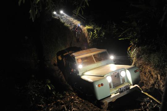 Melintasi medan berat Sahur Offroad