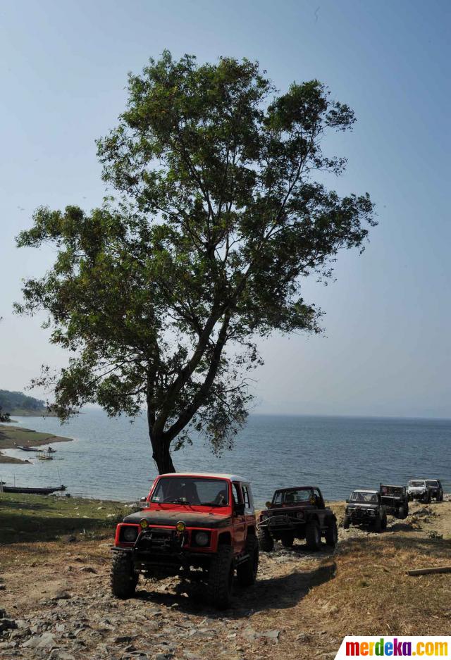 Foto : Melintasi medan berat Sahur Offroad merdeka.com