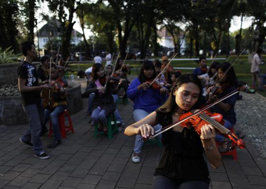 Kegiatan komunitas musik Taman Suropati di bulan Ramadan