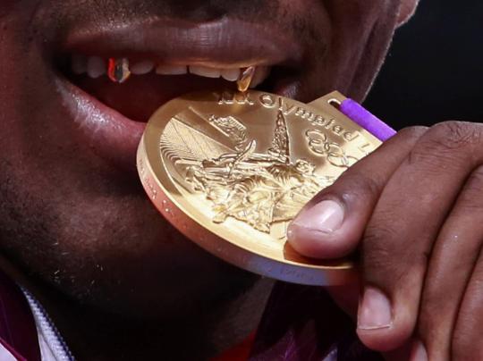 Tradisi menggigit medali di Olimpiade