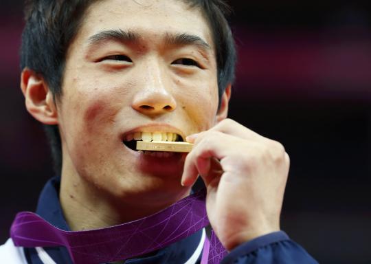 Tradisi menggigit medali di Olimpiade