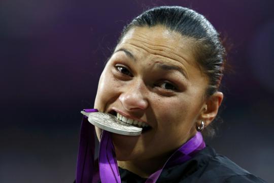 Tradisi menggigit medali di Olimpiade