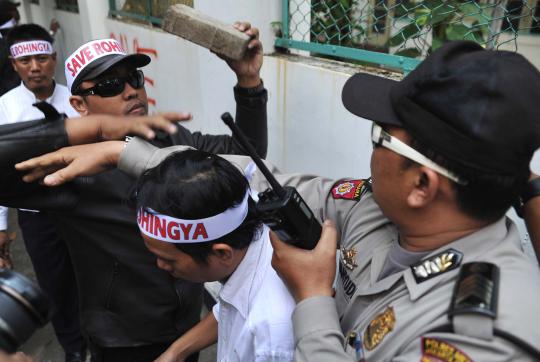 Massa peduli etnis Rohingya demo di Kedubes Myanmar 
