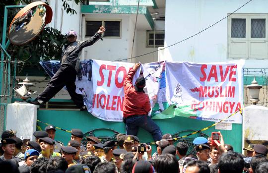 Massa peduli etnis Rohingya demo di Kedubes Myanmar 