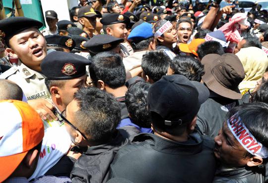 Massa peduli etnis Rohingya demo di Kedubes Myanmar 