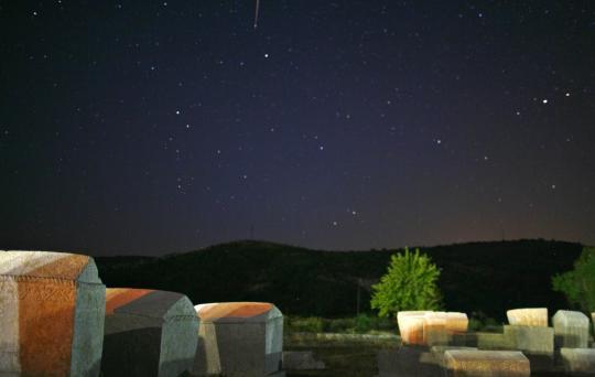 Bintang jatuh di atas kompleks kuburan kuno Bosnia