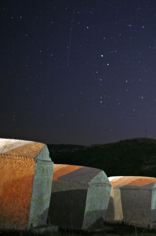 Bintang jatuh di atas kompleks kuburan kuno Bosnia