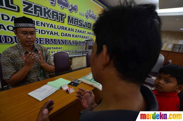 Foto : Bayar zakat fitrah di Masjid Istiqlal merdeka.com