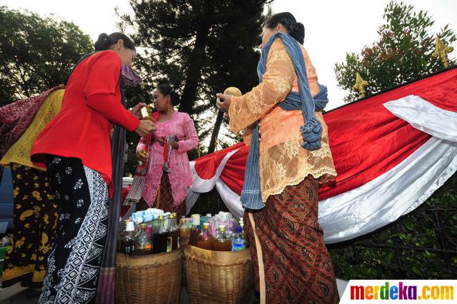 Foto : Istri Foke ajak penjual jamu gendong buka puasa 