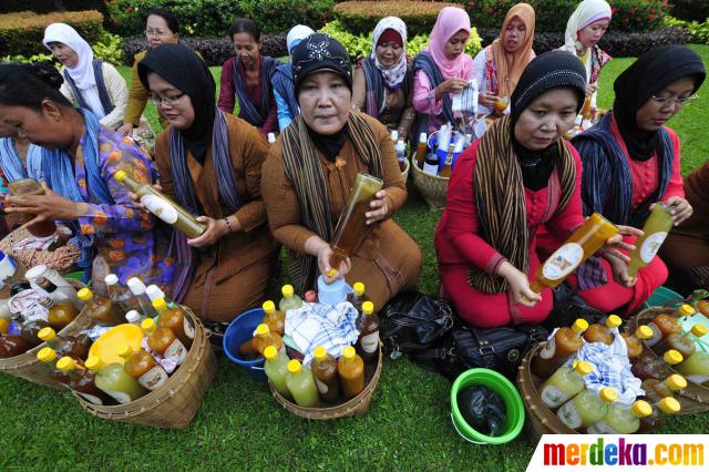 Foto : Istri Foke ajak penjual jamu gendong buka puasa 