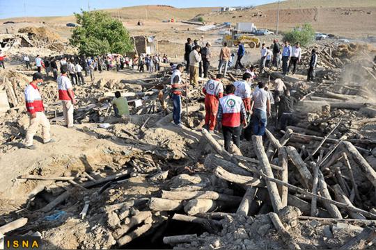 Suasana pencarian korban gempa Iran