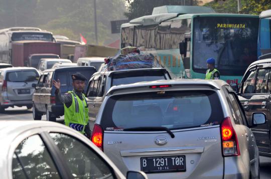 Atasi kemacetan pemudik, Polisi berlakukan sistem buka tutup