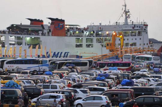 Malam ini, arus mudik di Pelabuhan Merak mulai padat