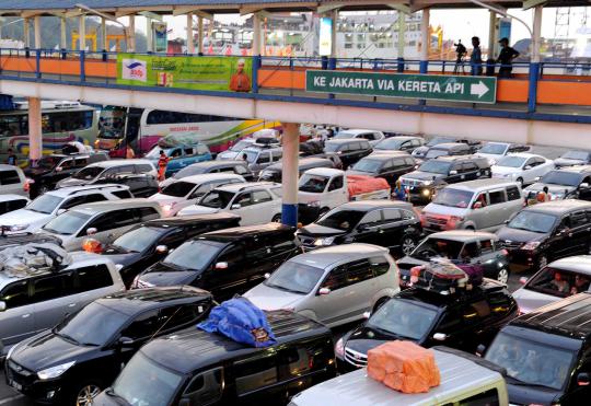 Malam ini, arus mudik di Pelabuhan Merak mulai padat