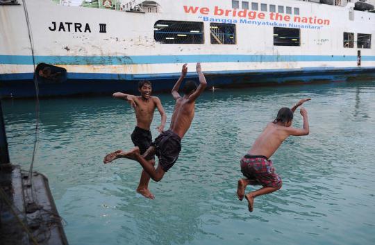 Anak koin hibur pemudik di Pelabuhan Merak