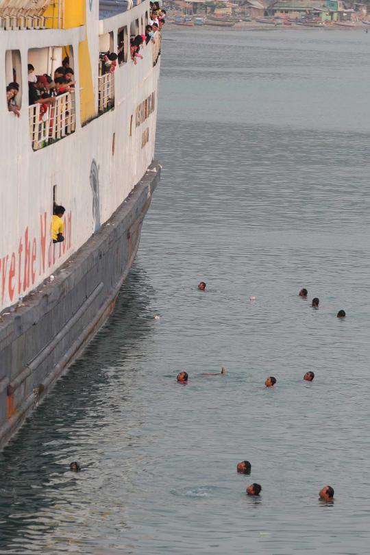 Anak koin hibur pemudik di Pelabuhan Merak