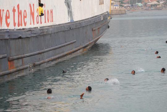 Anak koin hibur pemudik di Pelabuhan Merak