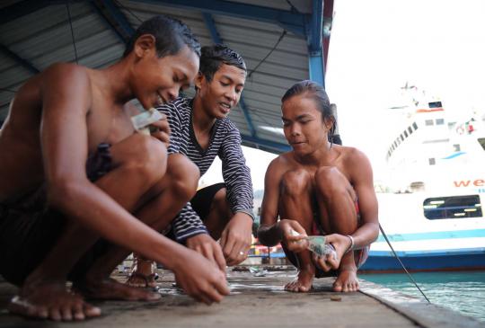 Anak koin hibur pemudik di Pelabuhan Merak