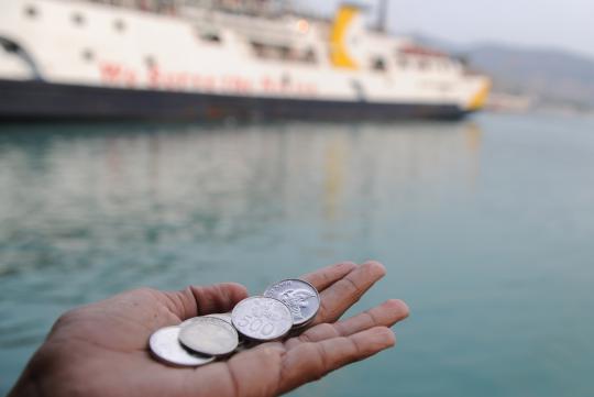 Anak koin hibur pemudik di Pelabuhan Merak